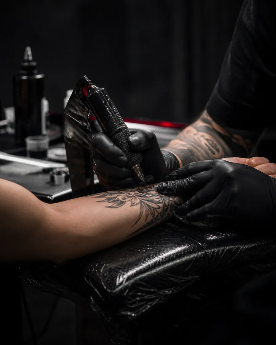 Sessão profissional de tatuagem em ambiente preparado