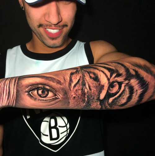 Trabalho real de Neném Tattoo: tigre e olho no antebraço