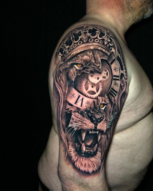Tatuagem realista de leão e relógio