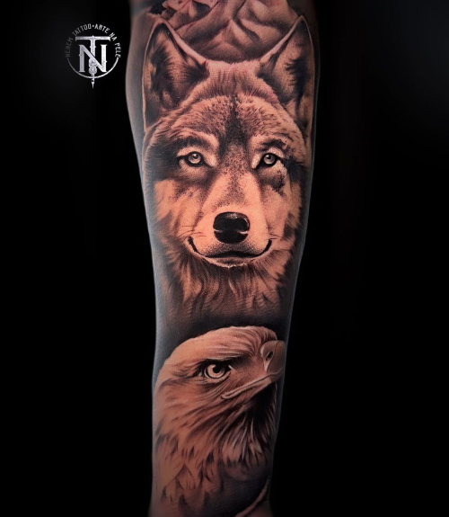 Tatuagem realista de lobo e águia