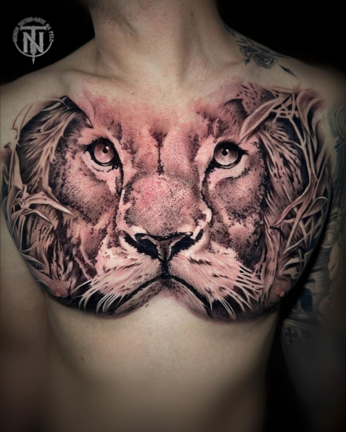 Tatuagem realista de leão no peito