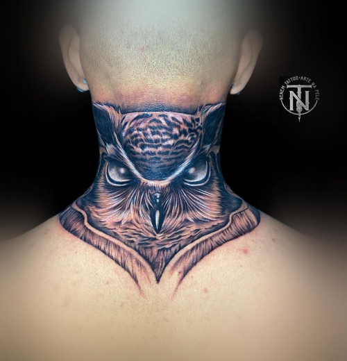 Tatuagem geométrica no pescoço